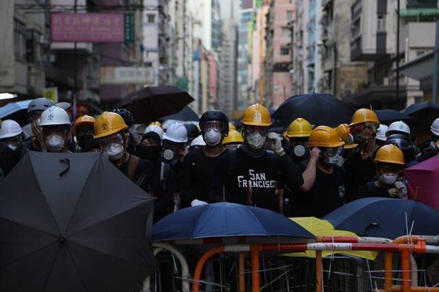 两张香港非法集会的现场照 境外看到的会是哪张？