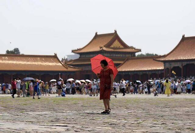 故宫暑期游进入旺季御花园设置临时护栏导流