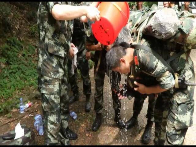 这群上海武警特战精英，为何一头扎进了皖南深山