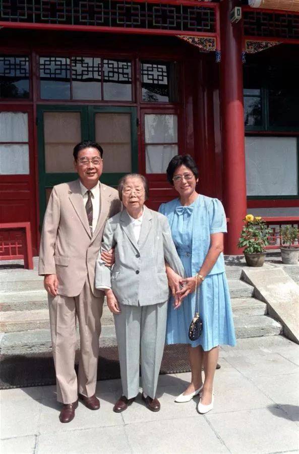 1986年，邓颖超同志和李鹏同志及夫人朱琳在北京中南海西花厅合影。新华社记者王新庆摄