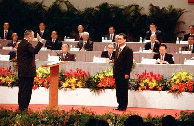 1997年7月1日凌晨，中华人民共和国香港特别行政区成立暨特区政府宣誓就职仪式在香港会议展览中心新翼七楼隆重举行。香港特区首任行政长官董建华宣誓就职，李鹏同志监誓。新华社记者刘建国摄