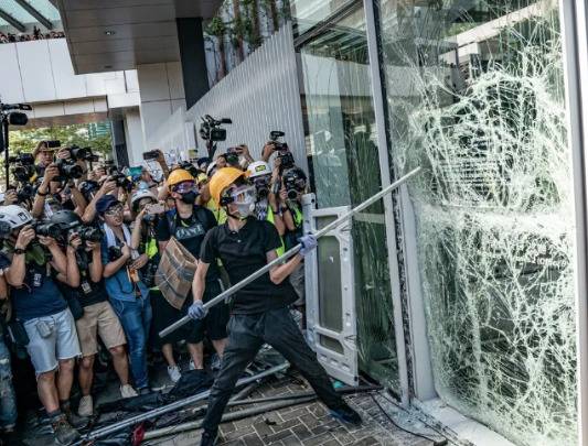 7月1日，香港反修例示威者暴力冲击占领立法会（来源：大公报）