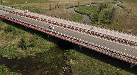 捷恰河上连接车里雅宾斯克和 Ekaterinburg的桥梁。