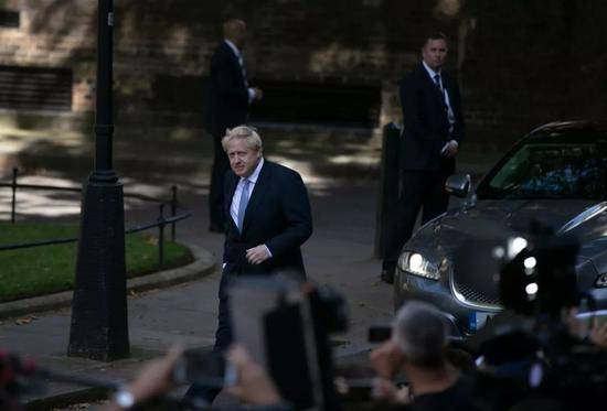 7月24日，在英国伦敦，新就任的英国首相鲍里斯·约翰逊抵达唐宁街10号首相府。新华社记者韩岩摄