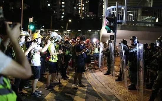 侠客岛：对待激进分子 香港警察过于“软弱”了吗