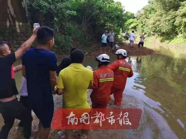 海南中巴车坠河事故伤者:司机或为避让来车致坠河