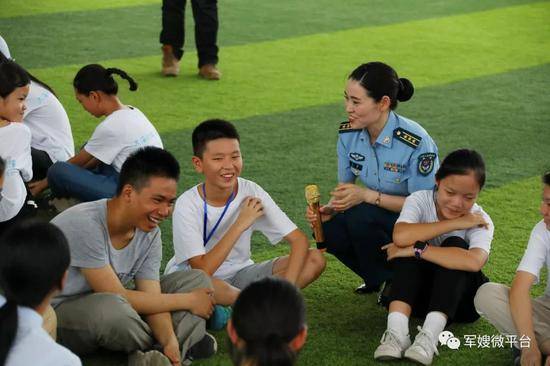 某部心理骨干张晗作为主教官带领孩子们进行“破冰游戏”。荣城摄