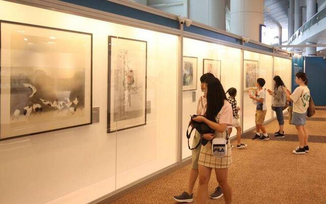 近百万人次参观第30届香港书展，内地观众占近10%