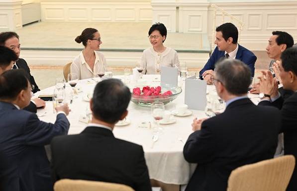 林郑月娥（右三）在礼宾府与商会代表讨论香港面对的挑战和机遇。（图源：香港政府新闻网）