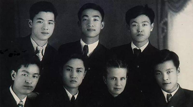 1949年6月1日，李鹏同志（后排左）在苏联伊万诺沃动力学院补习数理化及俄文时与俄语教师费德洛娃（前排左三）及同学合影。新华社发