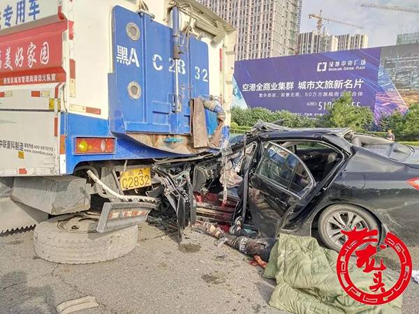 网约车追尾环卫车：网约车司机死亡 乘客母女受伤