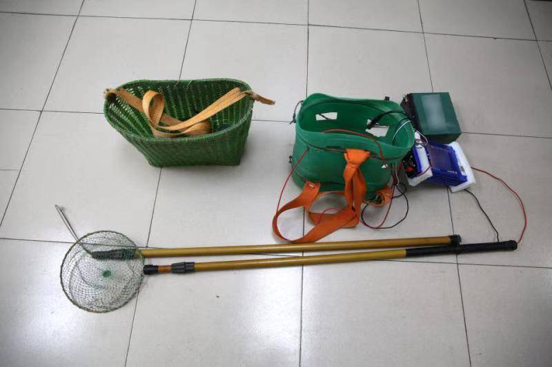 嫌疑人使用的电鱼工具。警方供图