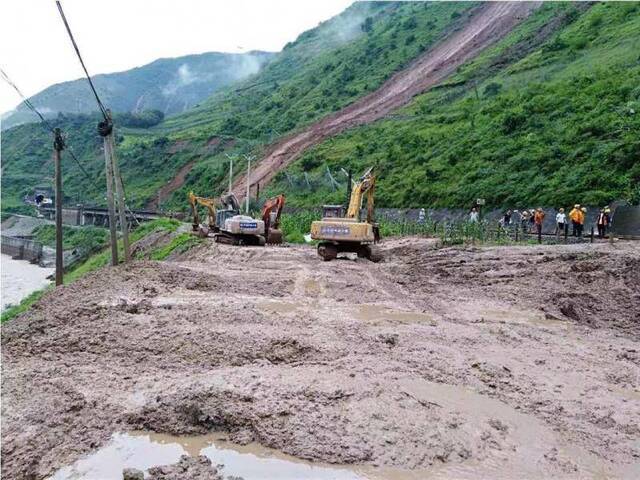 成昆铁路抢险：转移村民913人 继续停运全部列车