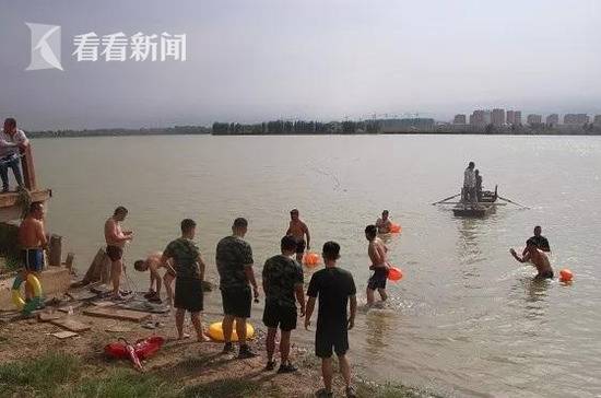 湖边发现衣物疑有人落水 奋力打捞4小时后不见人