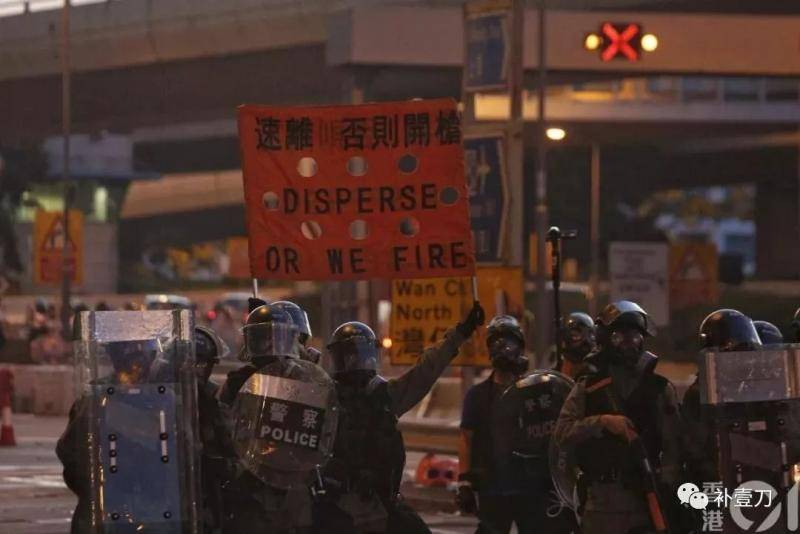 承受暴力动荡正面冲击以及各方压力 香港警察不怂