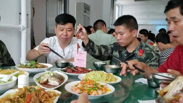 特殊的八一建军节，父母走进军营为这些官兵颁奖