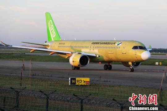 中国商飞C919大型客机104架机在上海浦东国际机场滑行道上滑行。殷立勤摄