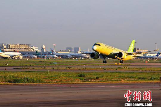 中国商飞C919大型客机104架机于5时32分从上海浦东国际机场第四跑道起飞。殷立勤摄