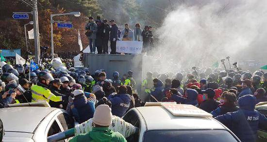 资料图：2017年，韩军方为“萨德”基地装暖气，遭居民抵抗