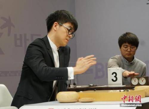 资料图：2019年3月5日，中国棋手柯洁与韩国棋手李世石进行对弈，最终，柯洁击败李世石取得胜利。图为柯洁在比赛中。中新社记者曾鼐摄