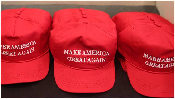 （写有“让美国再次伟大”的标志性红色帽子图源：“今日俄罗斯”）