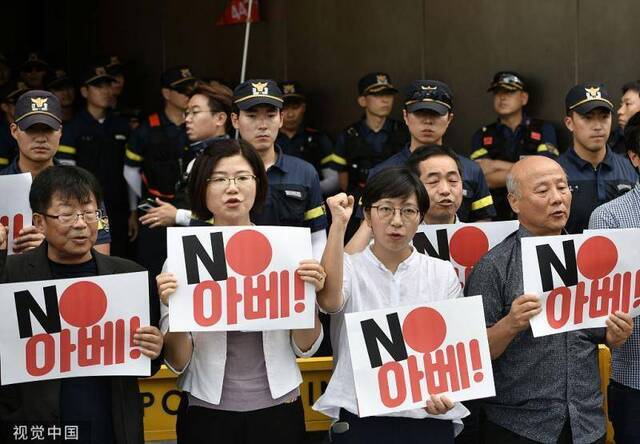 当地时间2019年8月2日，韩国市民在日本大使馆前举行集会，抗议日本政府把韩国剔除出在安全保障出口管理上设置了优惠待遇的“白名单国家”。图/视觉中国