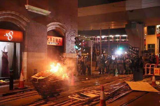 ▲7月28日晚8时30分左右，有极端示威者不顾现场群众和警察的安全在多处纵火