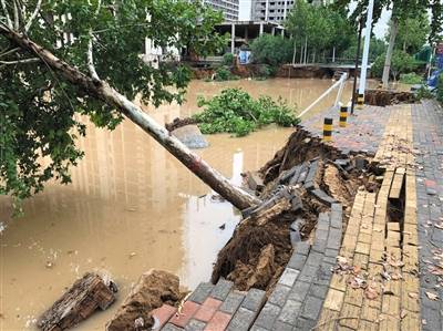 暴雨袭郑州致城区道路大面积塌方，百余车辆被困水中获救