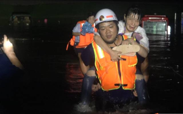 暴雨袭郑州致城区道路大面积塌方，百余车辆被困水中获救