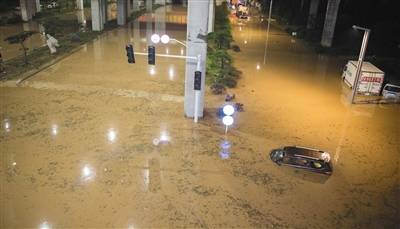 暴雨袭郑州致城区道路大面积塌方，百余车辆被困水中获救