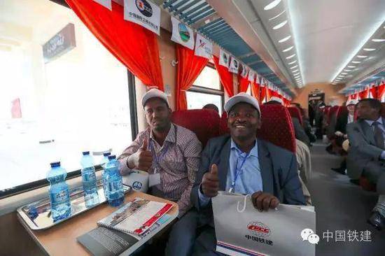 乘坐亚吉铁路首发列车的非洲兄弟为中国点赞