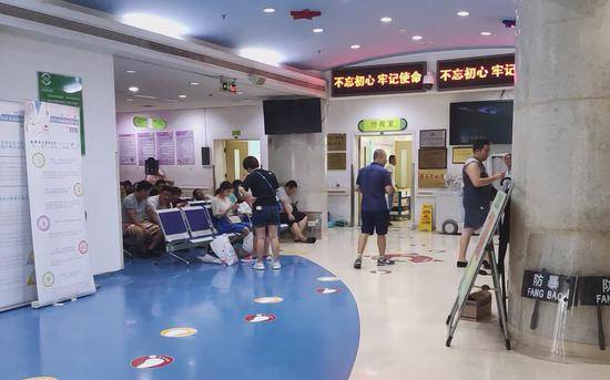 北京儿童医院急救中心大厅，一些家长曾在此等待孩子。新京报实习生张祁锴摄
