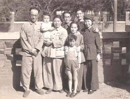 1949年清华老校友在沈阳合影。右起：陈舜瑶、宋平、何礼夫妇、薛公绰夫妇及子女