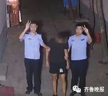 小偷盗窃后对监控竖中指 被民警拉到现场比“耶”