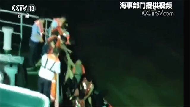 一艘货船在广东珠海附近遭遇风暴沉没 11人遇险