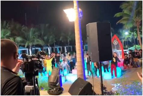 视频截图：萧敬腾在一期节目中献唱《朋友》，观众在意识到突然开始下雨后起立欢呼