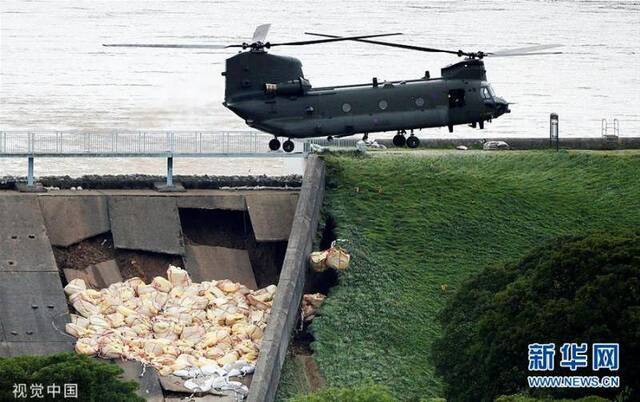 英国一水库大坝受损 空军直升机参加抢险