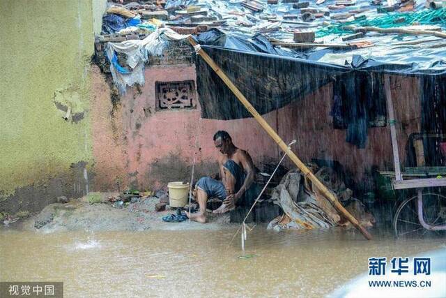 暴雨袭击印度城市内涝严重