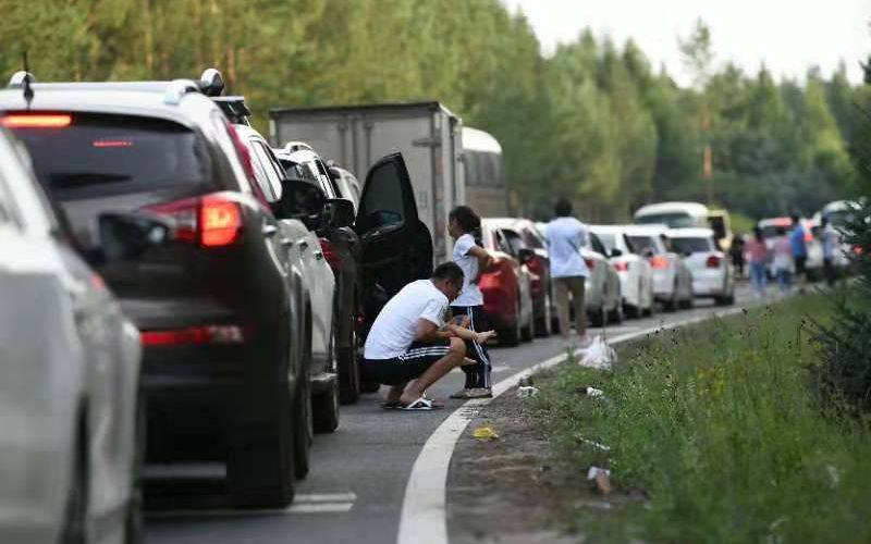 乌兰布统至塞罕坝大堵车 10公里走了近5小时