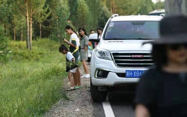 乌兰布统至塞罕坝大堵车 10公里走了近5小时