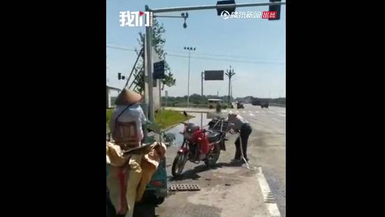 货车侧翻33吨井盖遭哄抢：及时纠偏也是对执法者的警醒