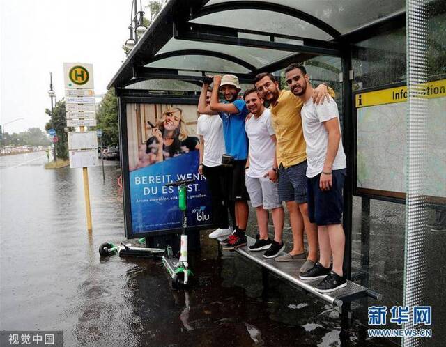 柏林降水致城市内涝 游客公交站上凳避雨