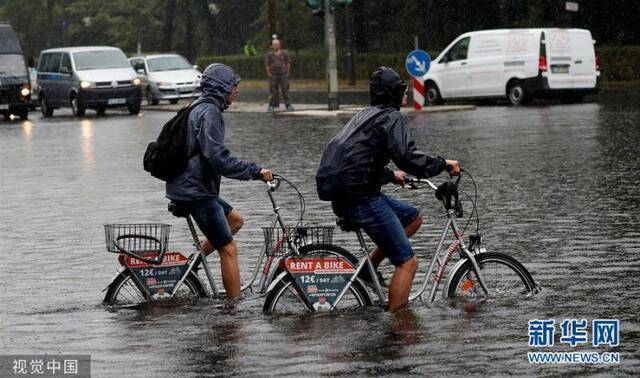 柏林降水致城市内涝 游客公交站上凳避雨