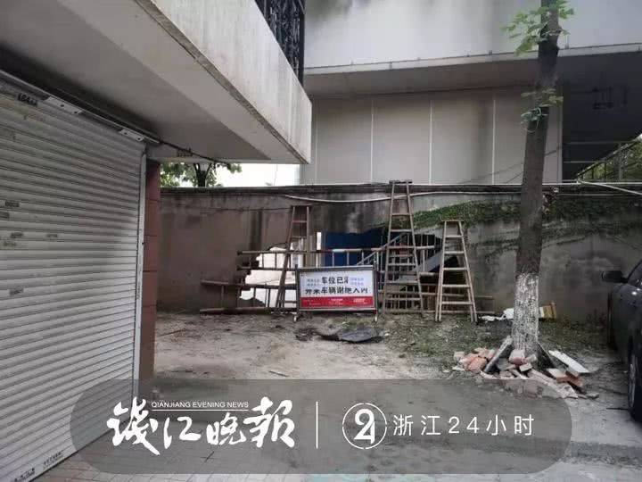 男司机小区连撞5车撞穿围墙 事后车上跳下一条狗