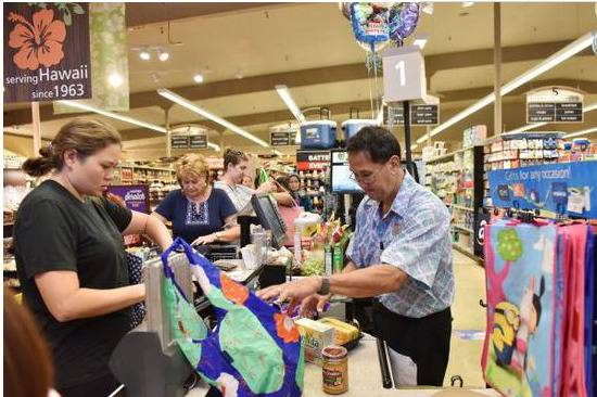▲资料图：在美国夏威夷檀香山，人们在超市购物。图片来自新华社。