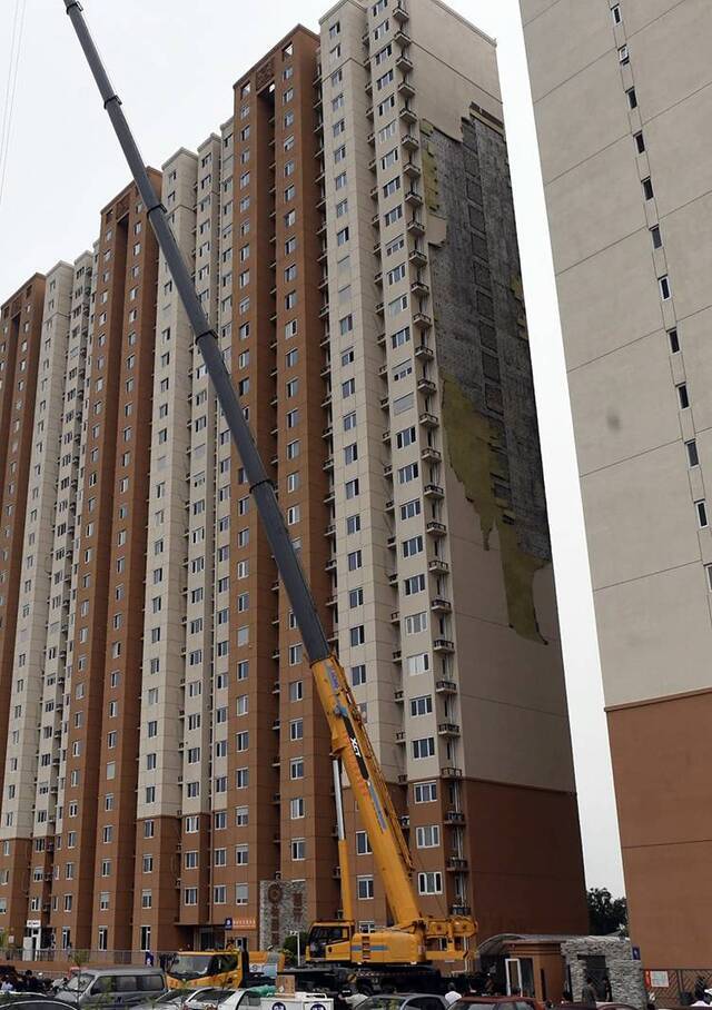 大风暴雨“撕掉”外墙皮东坝数十辆车被砸组图