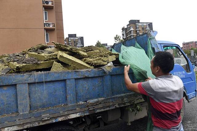 大风暴雨“撕掉”外墙皮东坝数十辆车被砸组图