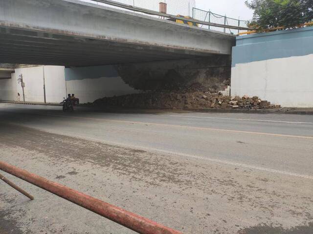 来广营西路多处积水已排清，桥下墙体发生垮塌