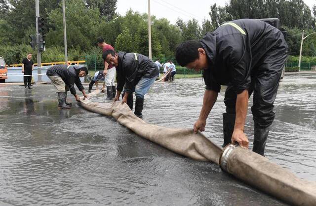 来广营西路多处积水已排清，桥下墙体发生垮塌