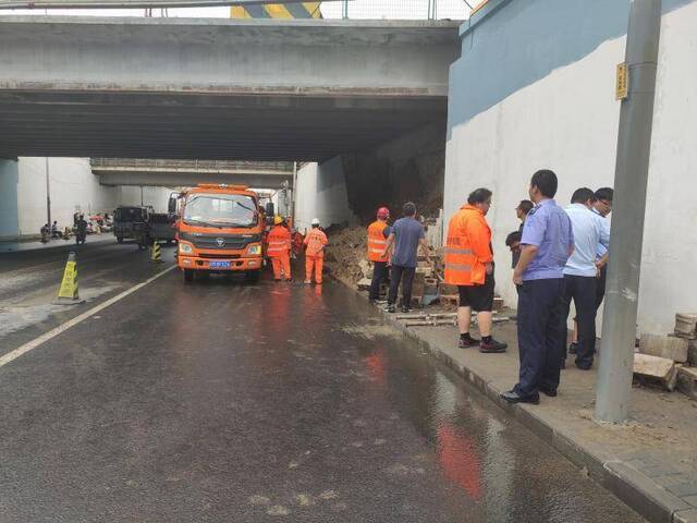 来广营西路多处积水已排清，桥下墙体发生垮塌